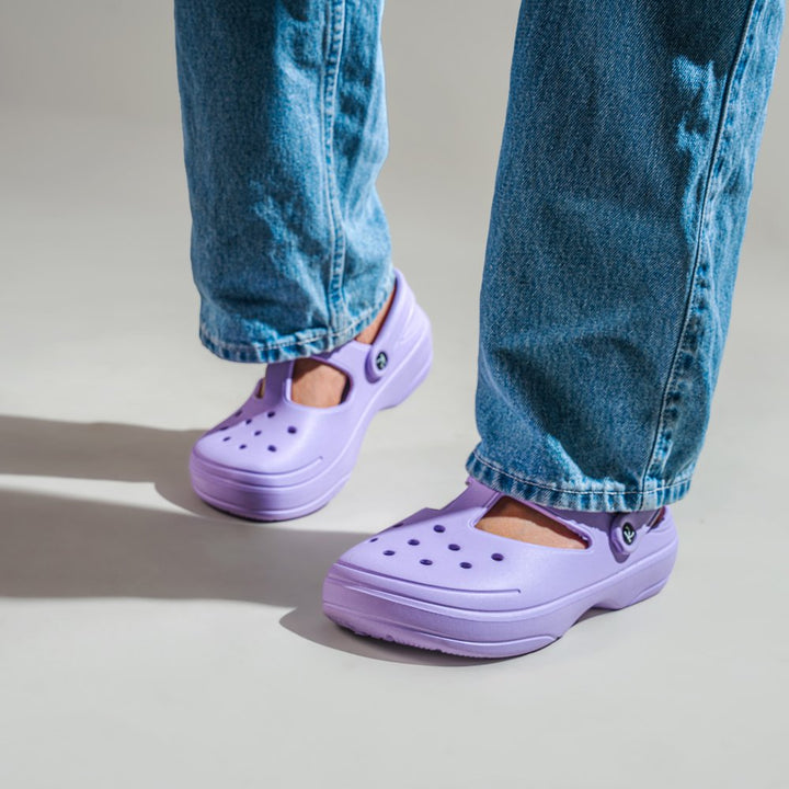 Peek-a-feet