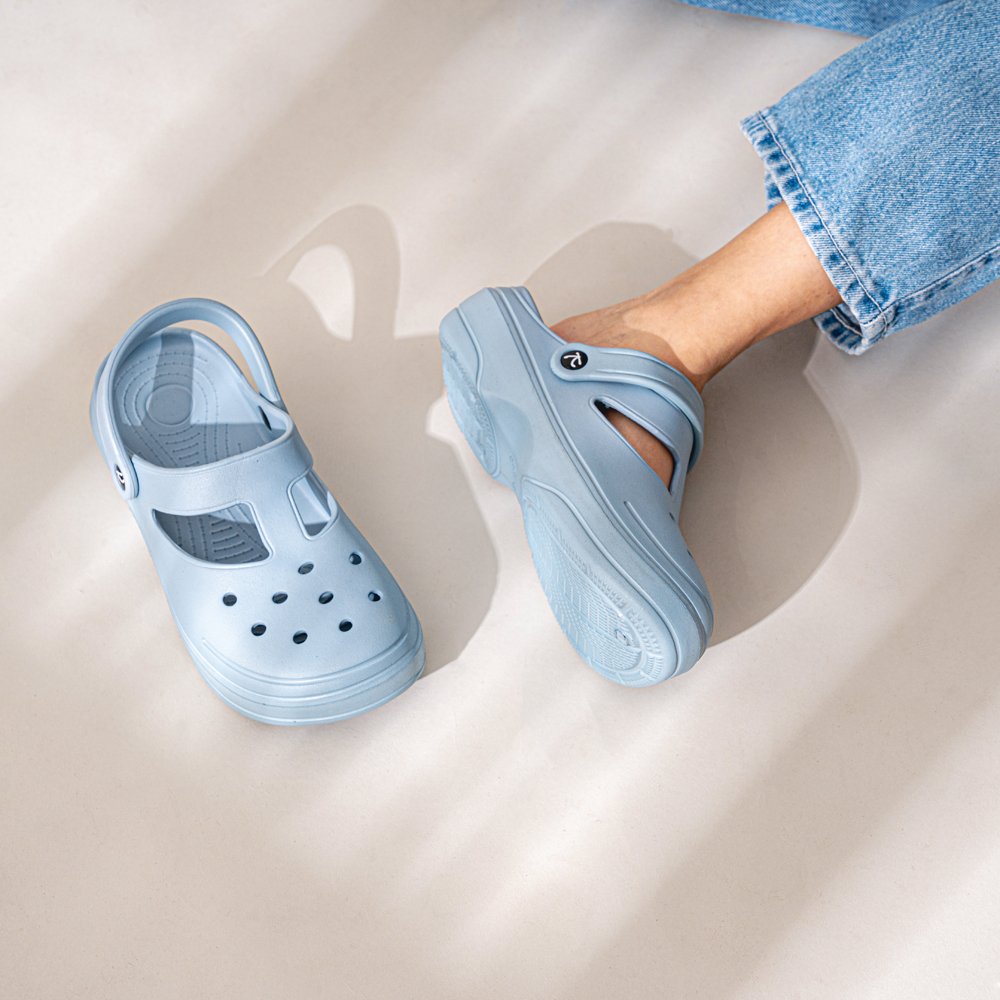 Peek-a-feet