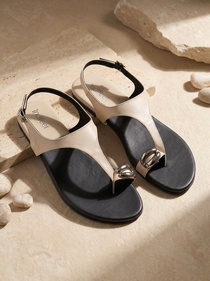 Toe Ring Cream/Black Flats